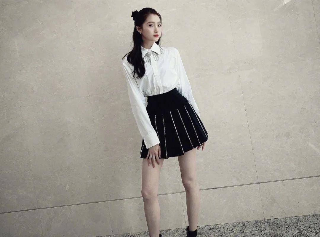使用jk制服长袖衬衫和竖水钻百褶裙的好处分析最后,关晓彤身着jk长袖