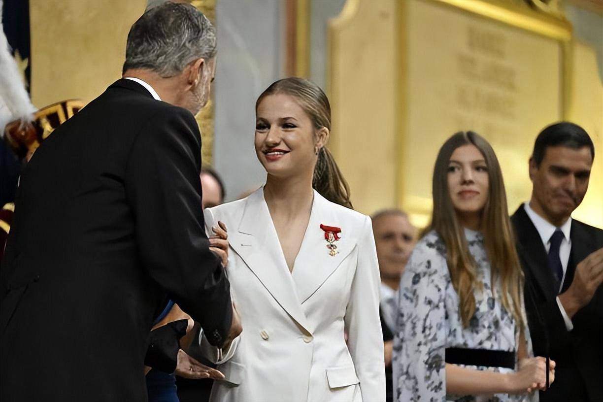 西班牙大公主18岁成人礼!