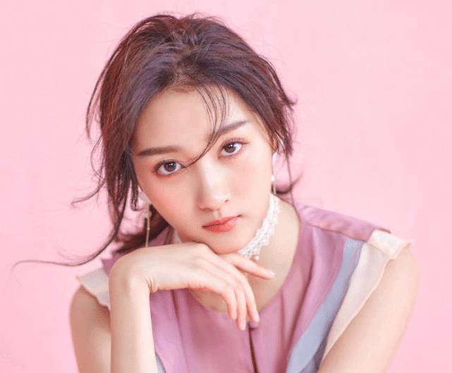 关晓彤跟鹿晗约会时一时走神没跟上,看到鹿晗的举动,怪不得不分手