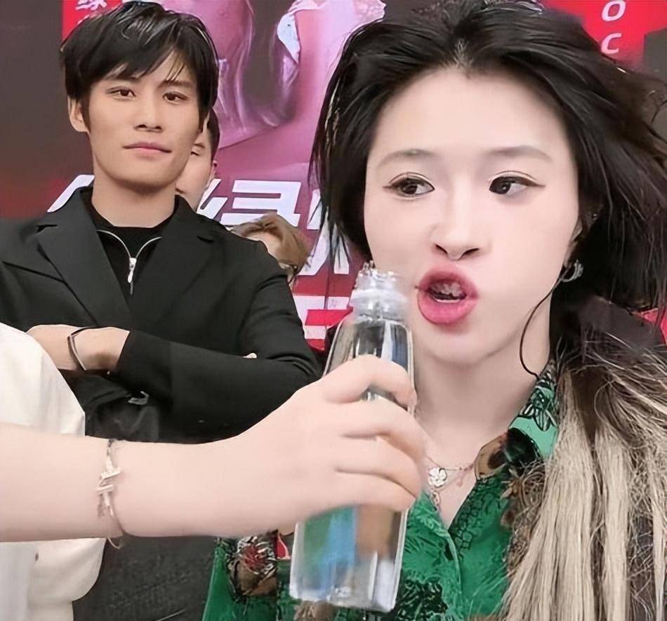 网红小黄带货被批低俗,小杨哥挺身为爱徒发声,一切都是剧本?