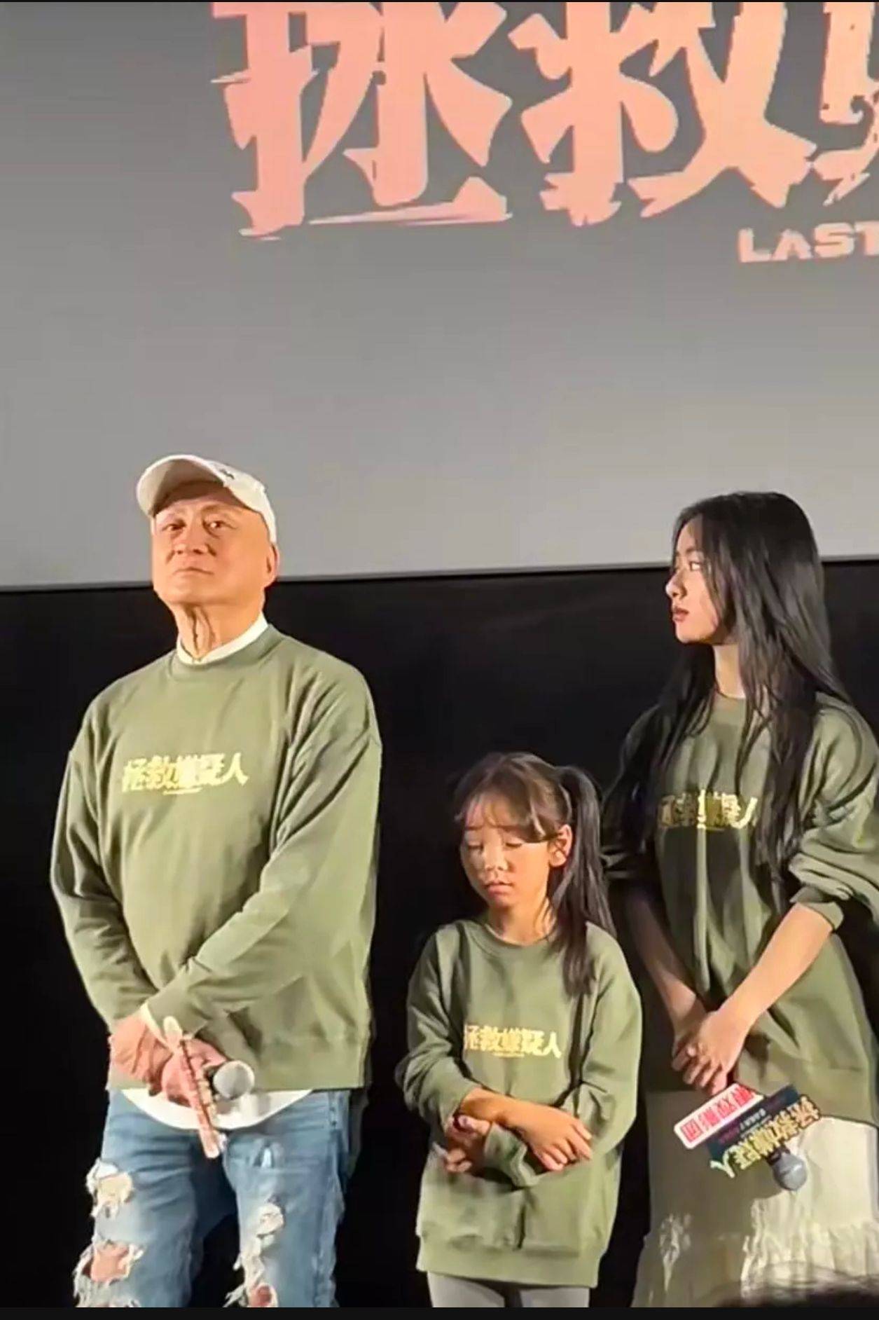 "窦骁助力张艺谋女儿新片宣传,低调现身影院,老婆何超莲未现身"_张末