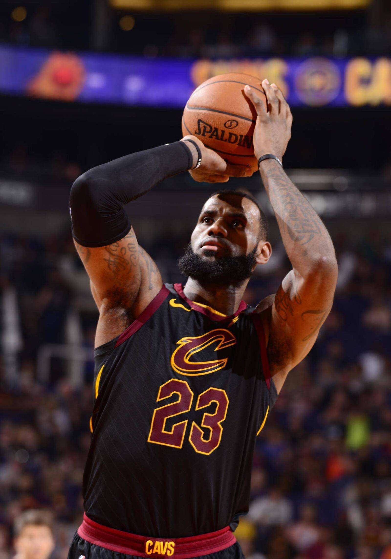 对手:詹姆斯每年都非常强!他好像是我们的噩梦!_鲍威尔_猛龙队_队友