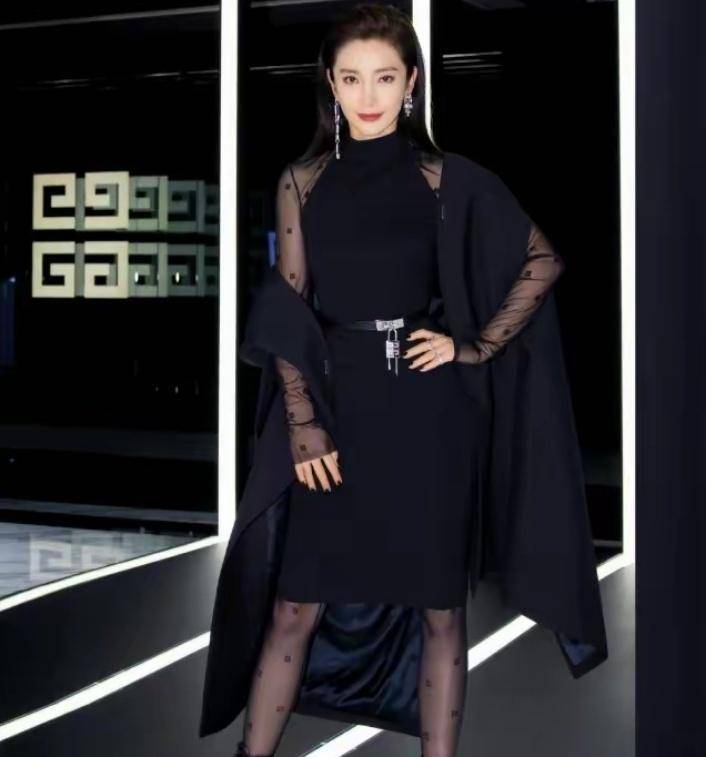李冰冰看起来越来越像女王了,黑色波点丝袜搭配蕾丝连衣裙,非常迷人!