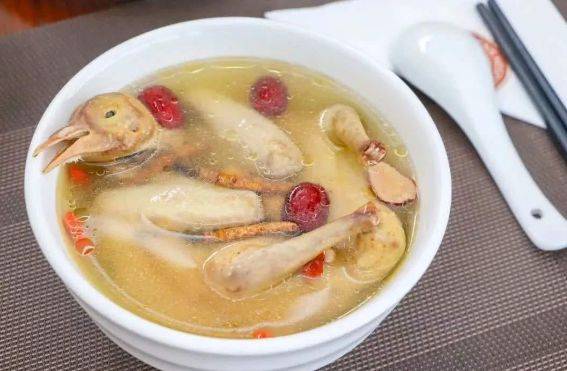 贵州美食天麻鸳鸯鸽,色泽淡雅,肉质鲜嫩