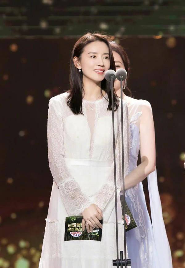 丸子头 薄纱裙纯欲感拉满,董洁万茜都输了_时尚_衬衫_气质