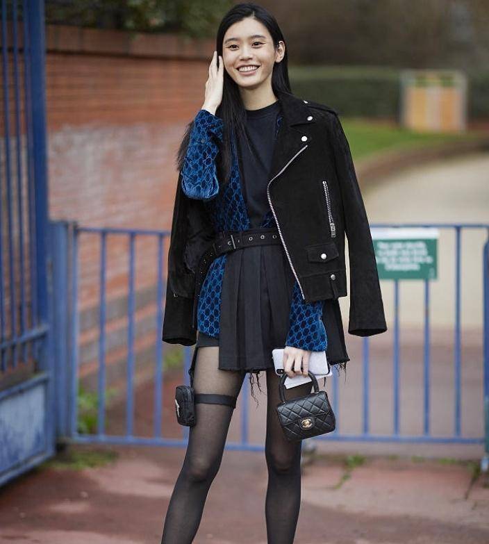 奚梦瑶再次展现模特魅力,身穿黑丝袜搭配图案连衣裙,超有少女感!