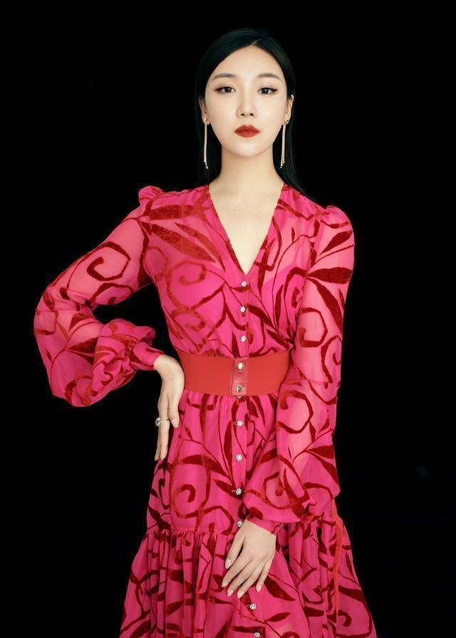 菅韧姿真是"尤物身材",一袭香槟鱼尾裙大气妩媚,气