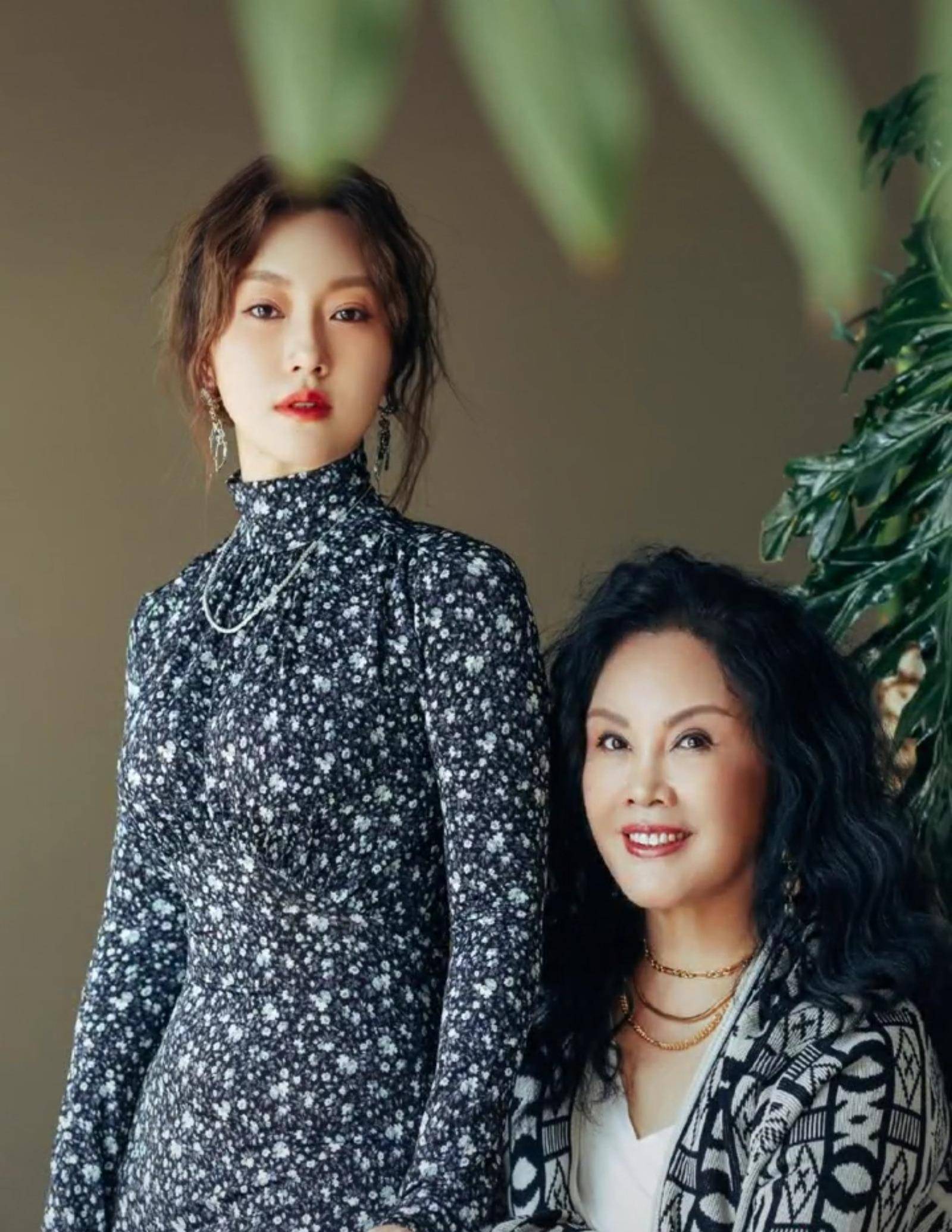 据说,潘阳现在除了享受家庭的幸福生活外,也偶尔跟爸爸潘长江接一些