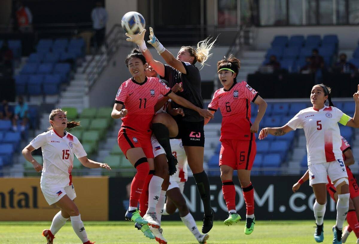因为韩国女足10-1强势大胜泰国女足,0-0顽强的逼平了朝鲜女足,而中国