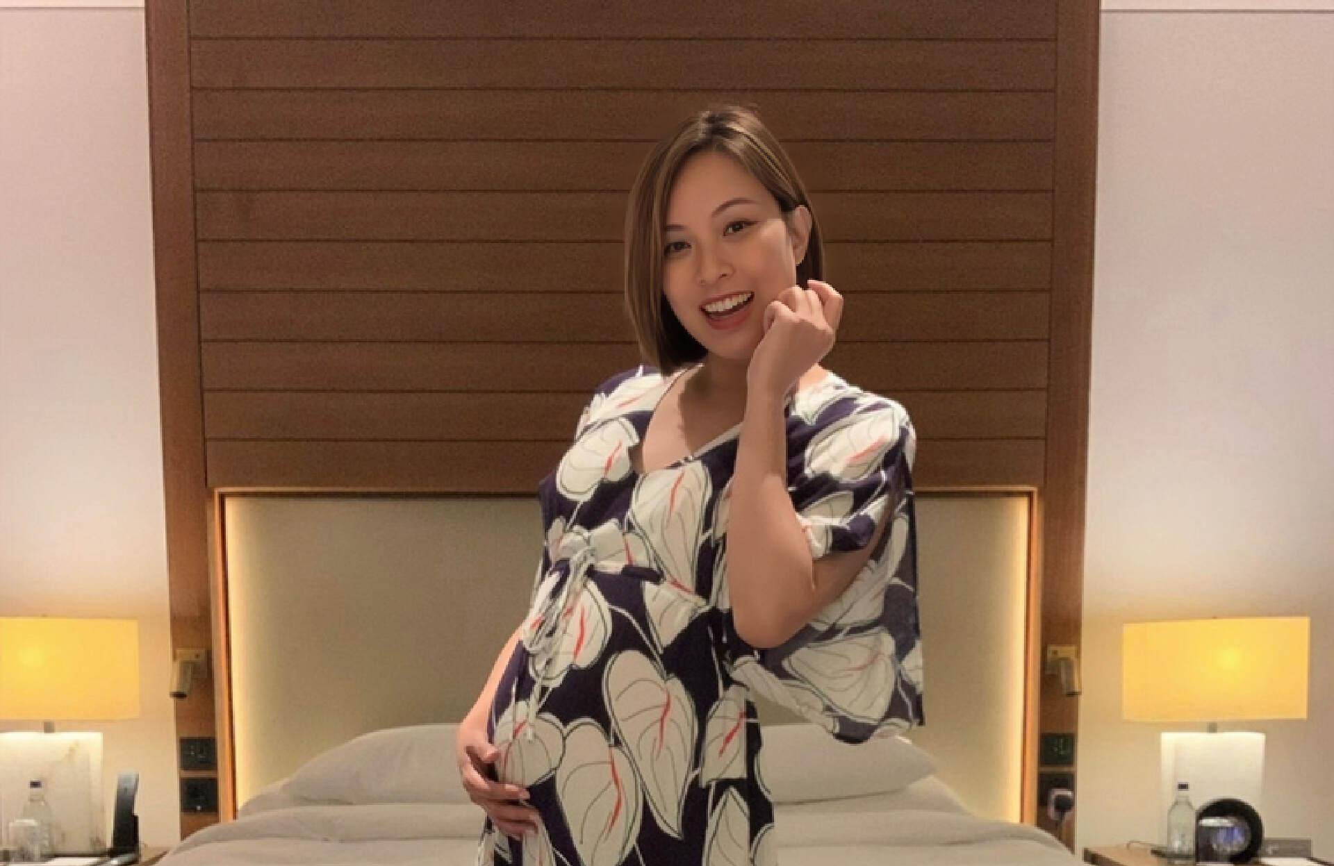 香港知名女星怀孕九个月临盆在即,挺巨大孕肚游泳,想生4个小孩_朱慧敏