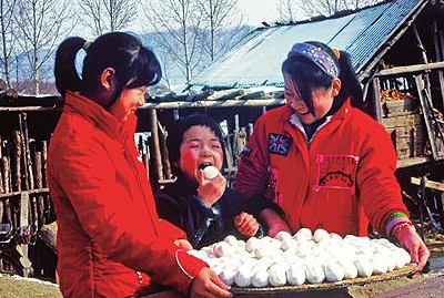 东北人室外冻饺子，堪称“一绝”，南方人看了直呼：难以置信(图1)