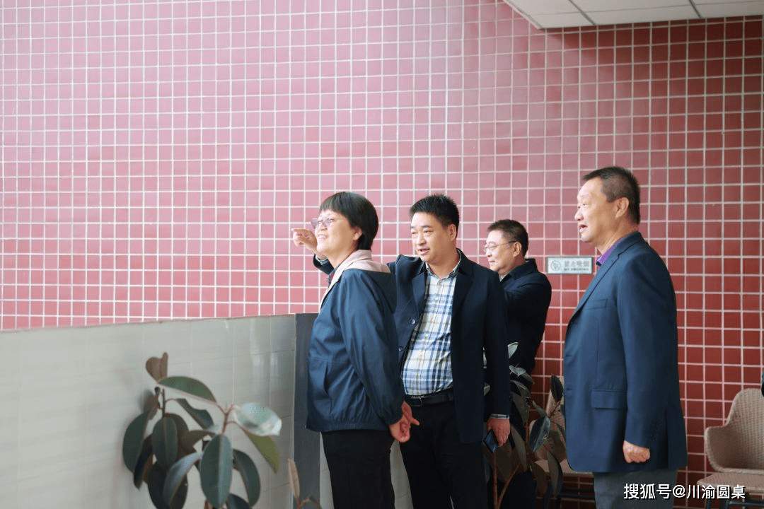 上午九点半,一行人在校党委书记邓友山,副校长张坤均,副校长刘莉的