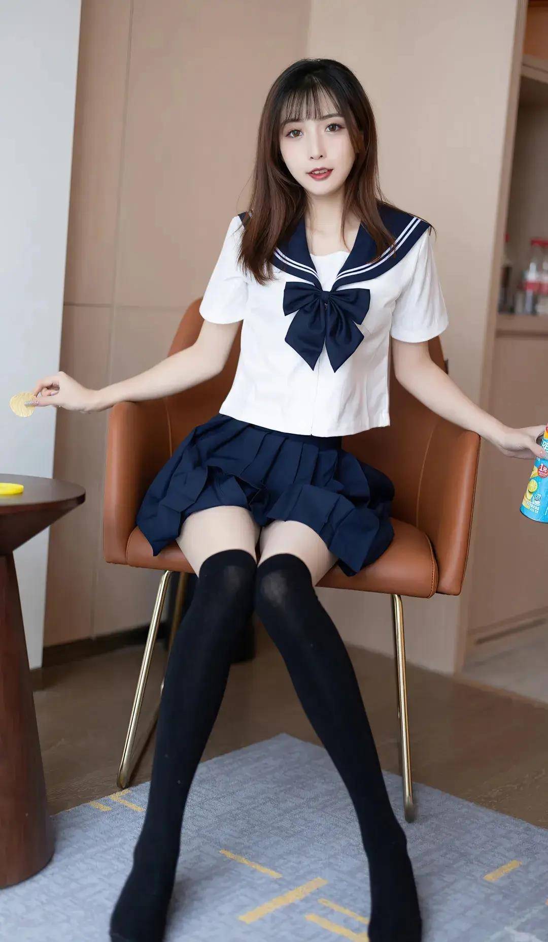 水手服太减龄了!简单的版型,就能轻松穿出少女感_袜子_时尚_款式