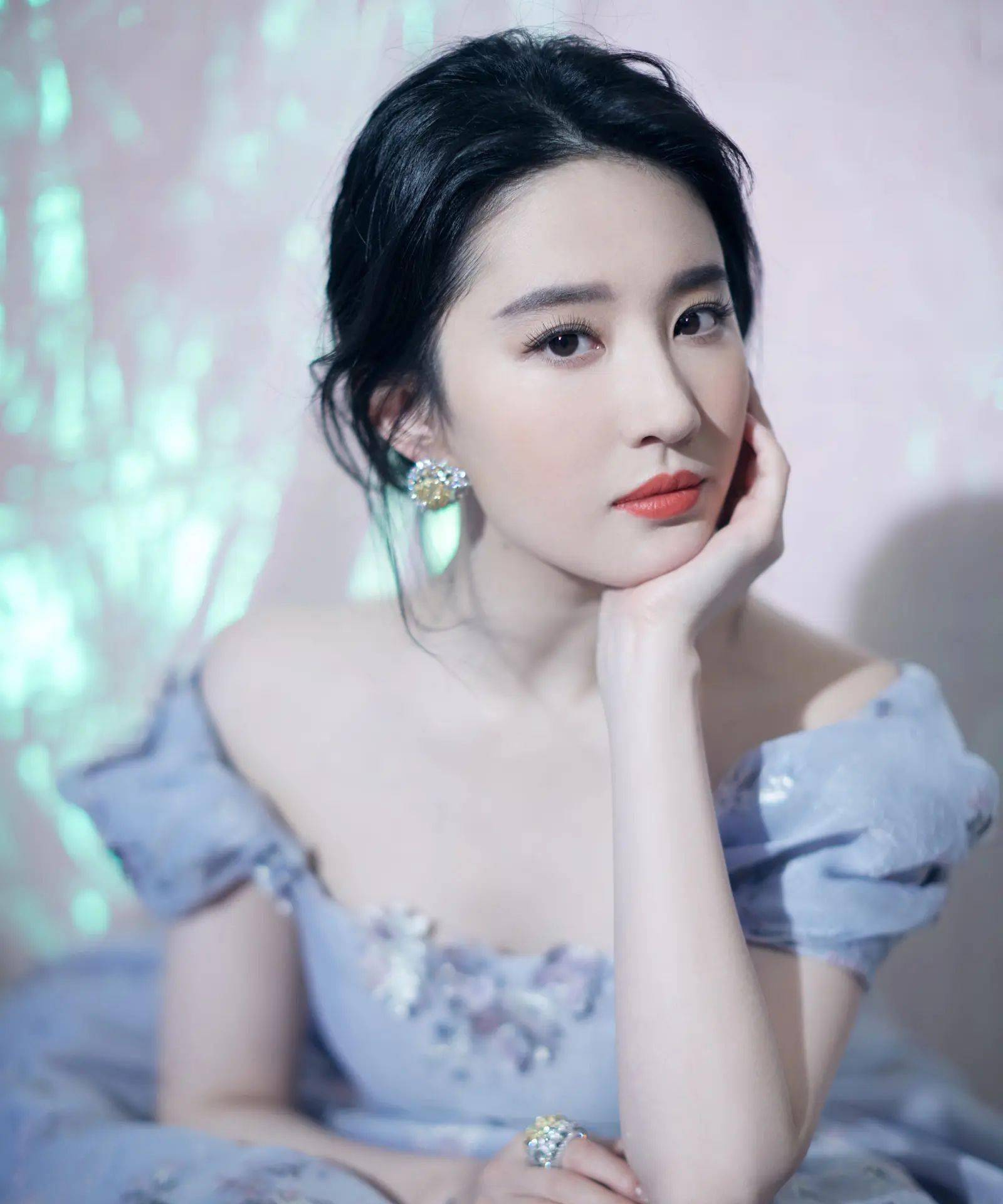 刘亦菲在披萨店被偶遇,跷二郎腿小腿粗壮,看路人疑似翻白眼_照片_性格