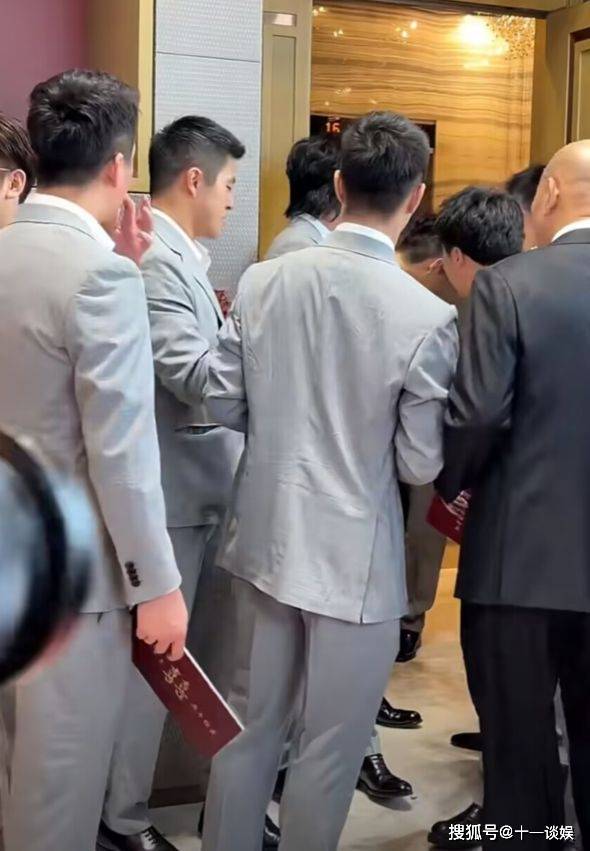 何猷君参加婚礼当伴郎,近照暴露真实身高,被质疑没有170_网友_模样_穿
