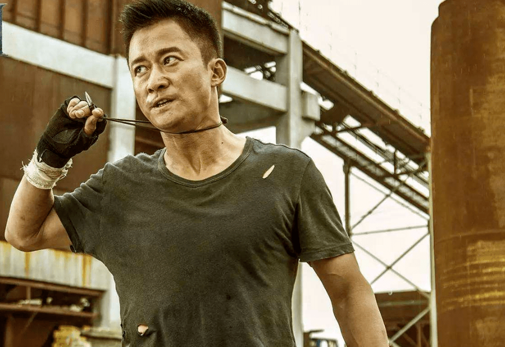 拒绝保安护送态度强硬,吴京推开保安的同时也拉近了和粉丝的距离_形象