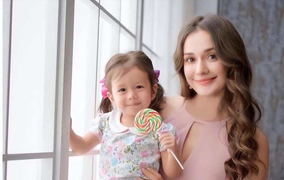 国外冠军:瑞莎为爱放弃身份嫁到我们,37岁生二胎仍似少女_mike_富豪