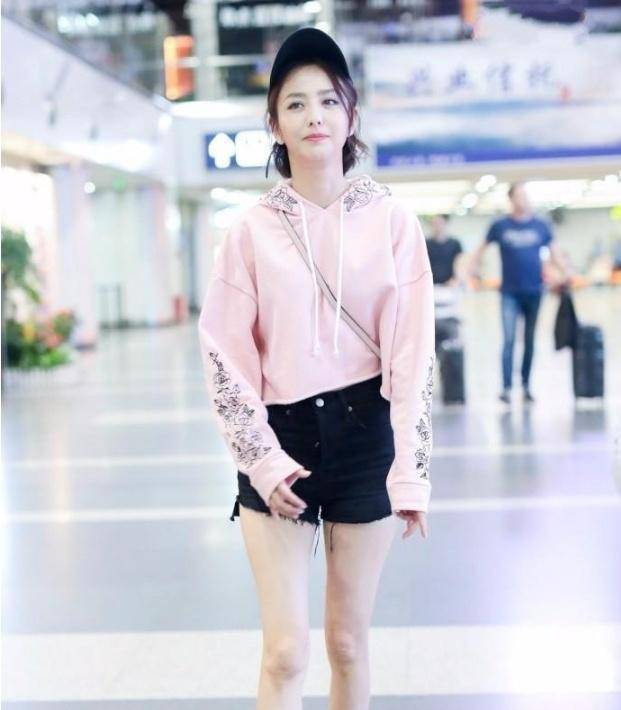 "蓬松"牛仔短裤加扇子毛衣,佟丽娅再现靓女造型!