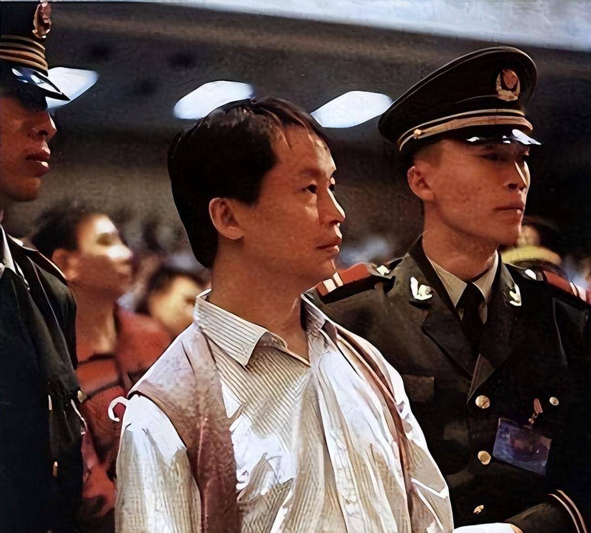 98年张子强被枪决后,媒体问张母:谁害了他?