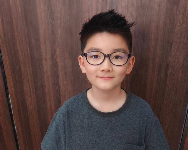 德云社张云雷开演唱会,干儿子冯子轩到场助力,轩轩真给干爹面子_冯