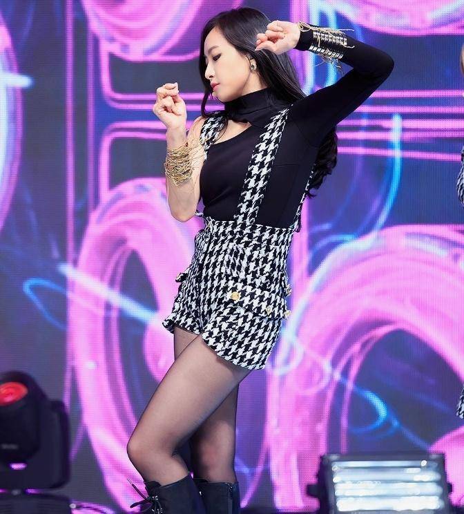 宋茜穿着极短的连衣裙和黑色丝袜,完全放纵自己,网友:太美了!