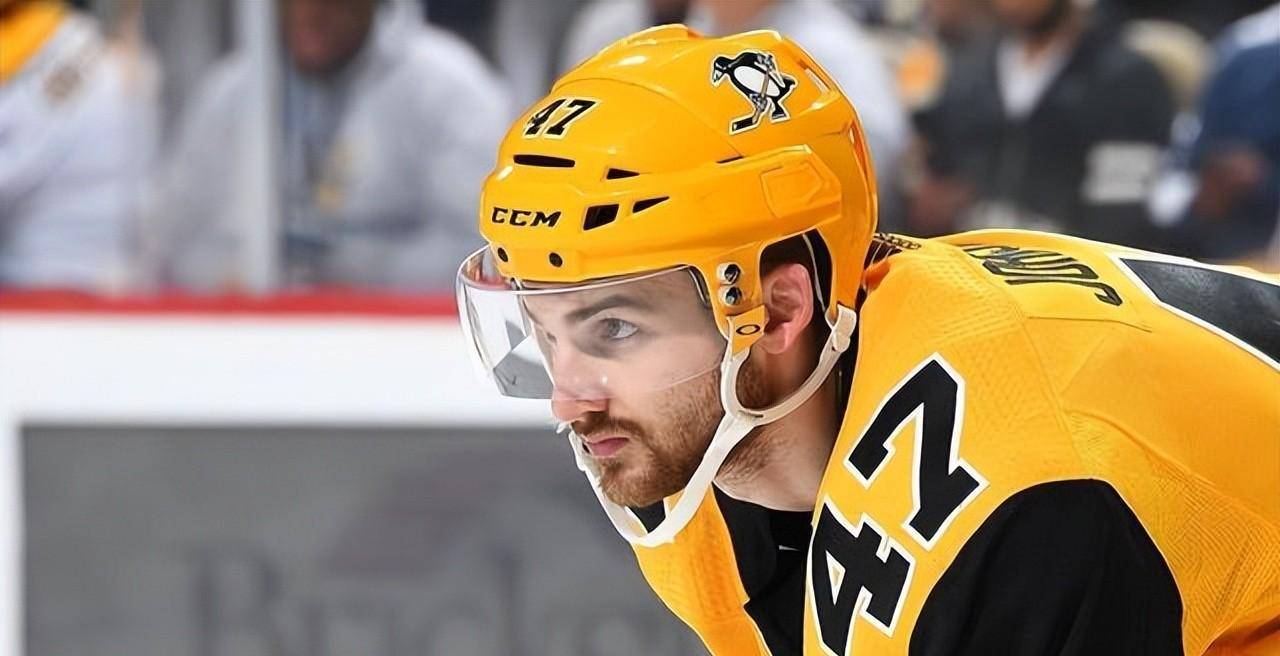 国外29岁冰球明星被冰刀割喉,不治身亡,现场8000名观众亲眼目睹_亚当