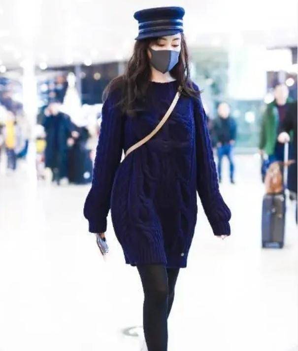 张天爱越来越令人厌恶了,黑色袜子搭配蓝色毛衣瞬间变身街头大妈!