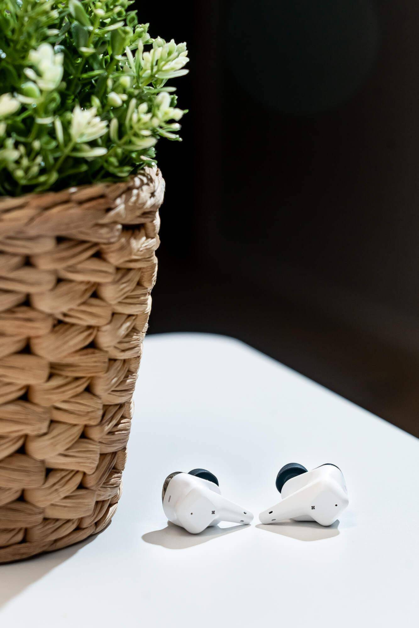 纯白真无线耳机,出街听歌好搭配,hifiman svanar wi