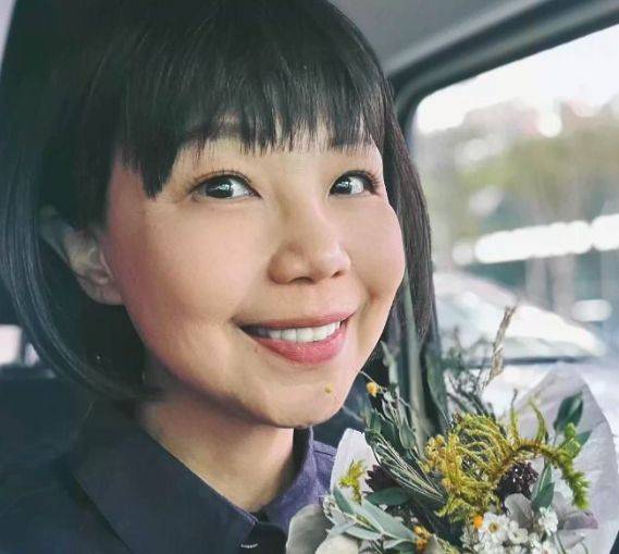 在她离世的那一刻,多达20多位家人,朋友和护理师守在她身边,他们的