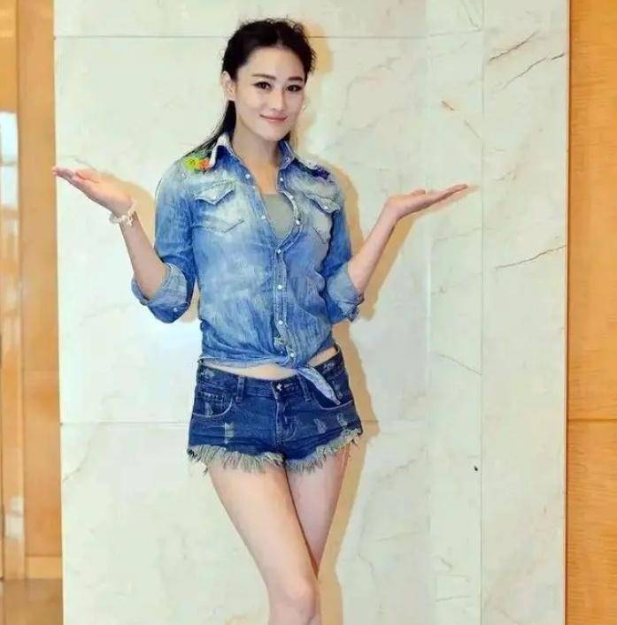 张馨予严肃的时候依然魅力十足,超短牛仔裤搭配紧身裤魅力十足!