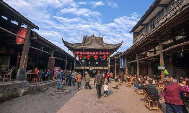四川“名扬海外”的4A古镇，建筑整体酷似大船，当地人生活悠闲(图4)