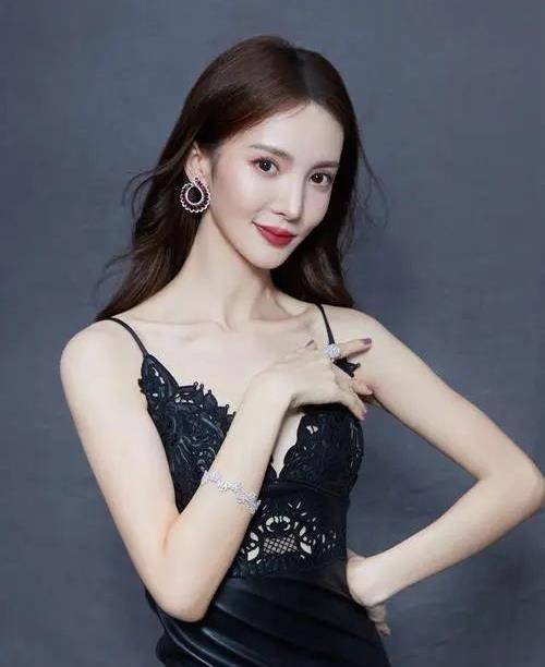 娱乐圈艺人金晨穿透视装露出胸前一片纹身_鼻子_网友_明星