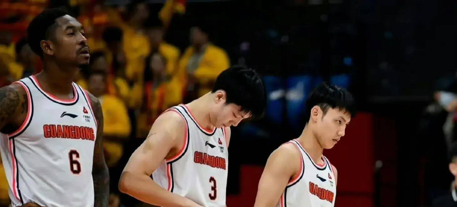 赵旭红张浩嘉赵旭红,张浩嘉,许新组成的广东内线,真是出奇的优秀!