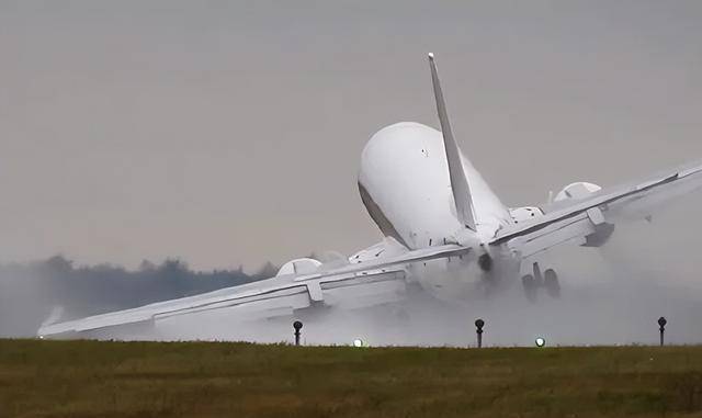 为什么川航3u8633事故中,机长刘传健能够获奖500万_乘客_飞机的_气流