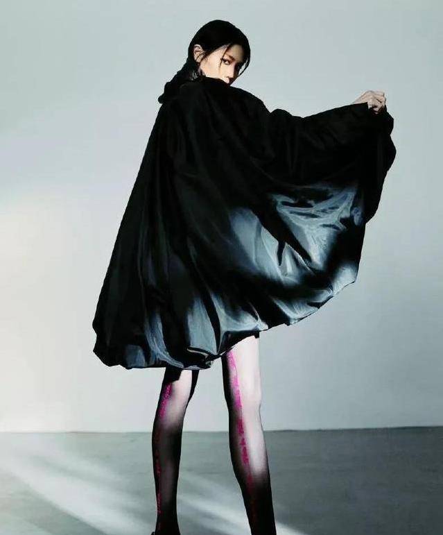 周秀娜真的不是一个普通人,她的黑色字母丝袜和蛋黄连衣裙太迷人了!