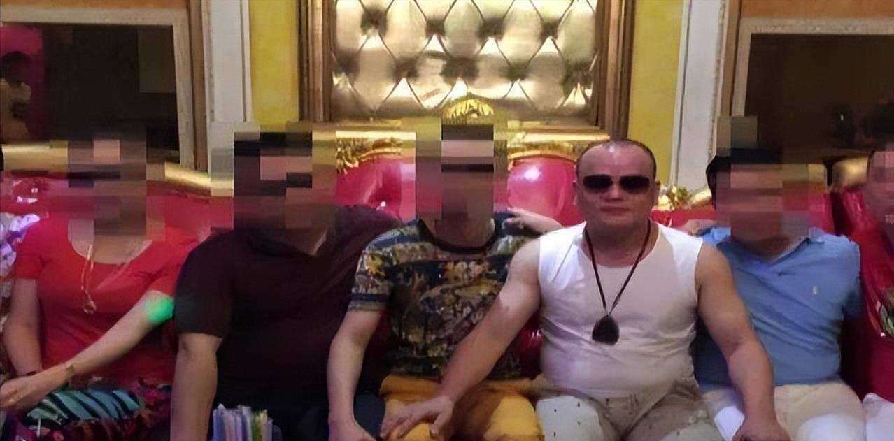 "嚣张黑老大"刘凤学,独霸天津十余年,出狱后百辆豪车接他出狱_男子