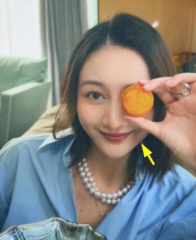 王鸥8月份发布的照片中,虽然是全身照,但他却用袋子遮住了肚子.