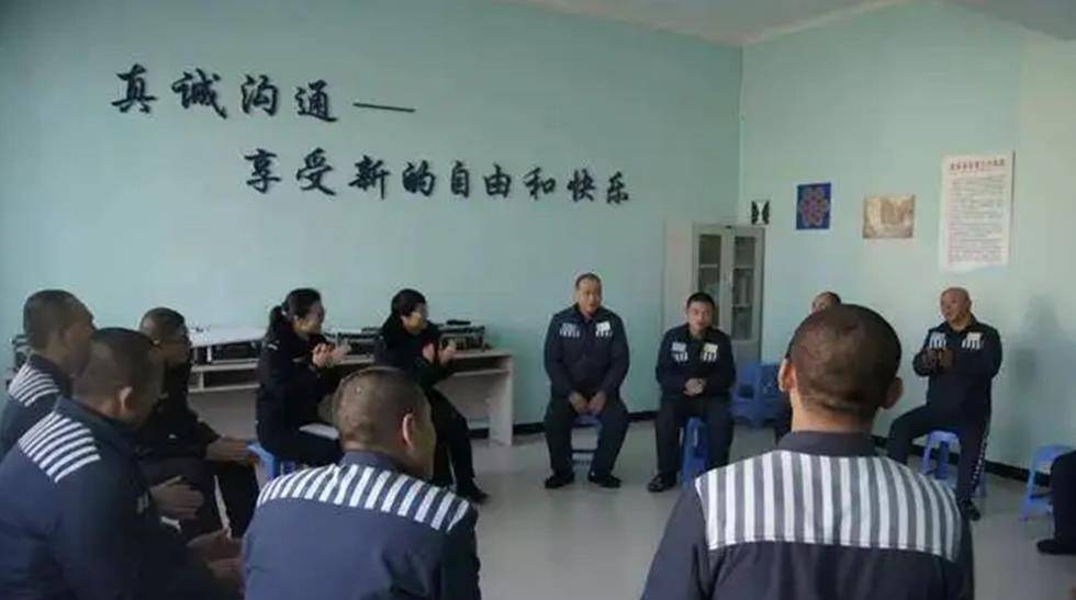 穿狱警衣服冒充狱警,并盗用出入卡,从正大门大摇大摆的走出去!