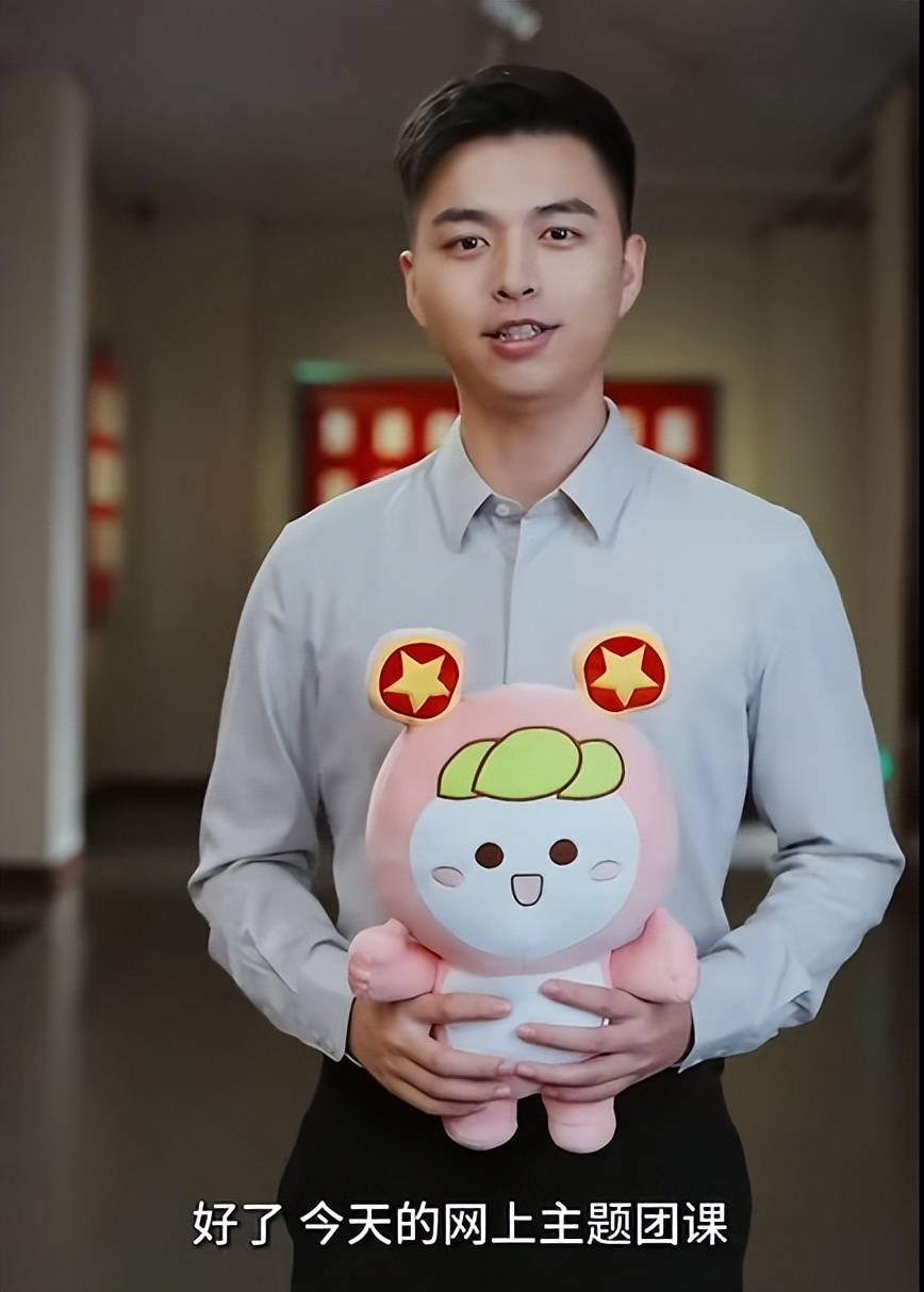 赵建铭:沉寂两年再出山,主持《青年大学习》声音颜值很有央视范_节目