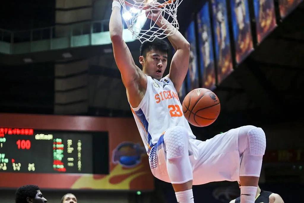 贾诚已经不是那个飞天遁地的贾里芬了,岁月终究还是留下了痕迹_带着