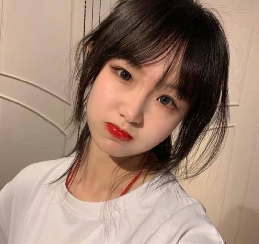 璟美国际:可以用合适的颜色,质地的眉笔或眉粉填充眉毛中的空隙_修剪