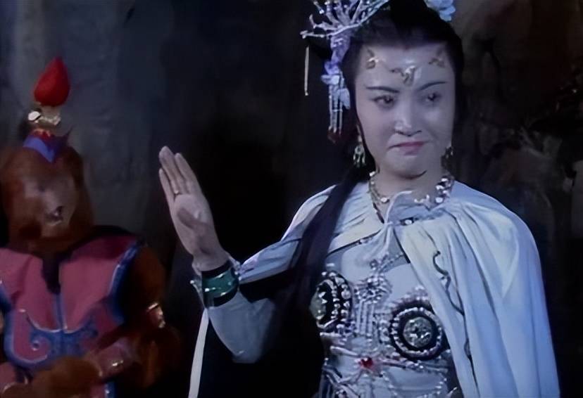 一个想吃唐僧肉的人是白骨夫人,这白骨精是从家人口中听得这个消息的