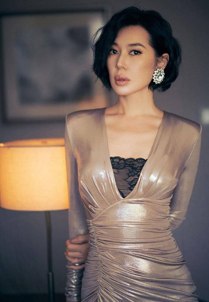 余男一袭金色礼服现身长春电影节,尽显奢华感_身材_内心_连衣裙