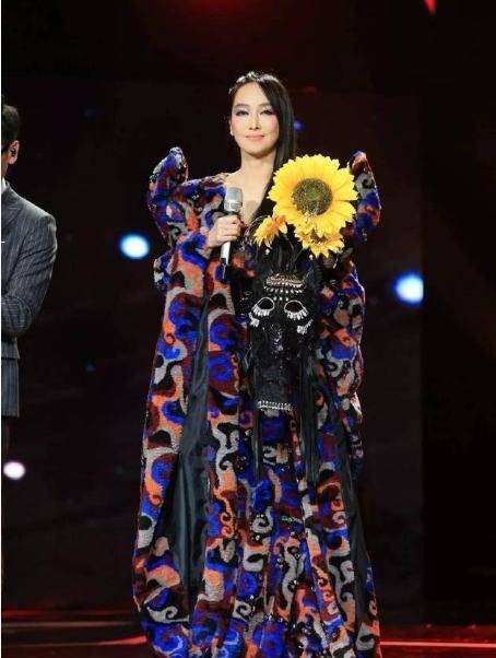 萨顶顶的"毁灭史",她的故事远比你想象得更恶劣_周鹏_音乐_专辑