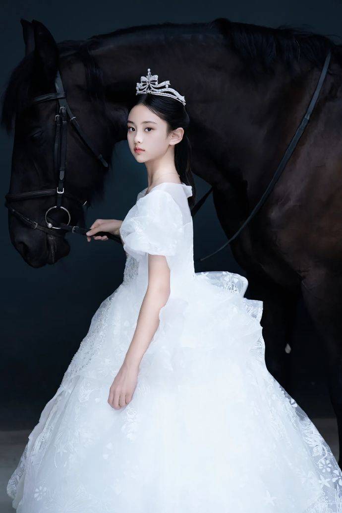 11岁甜馨马场大片穿西装妆超浓被嘲像30岁微商女大佬,影楼感太重-第2