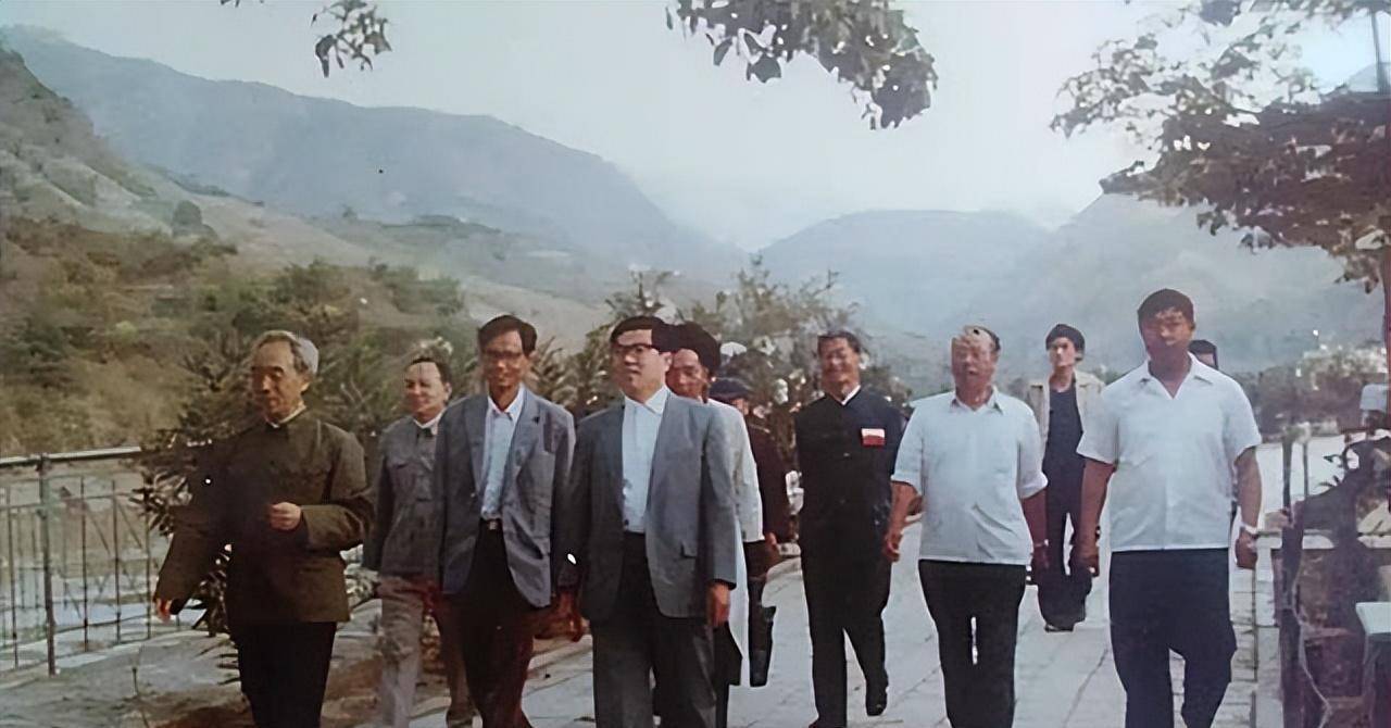 2003年电力部副部长携巨款潜逃,曾为女主持人购入北京5套房_高严_杨珊