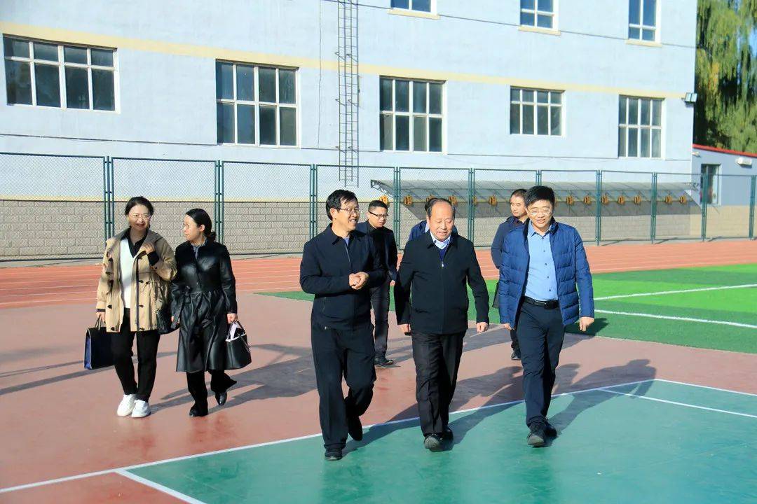 张家口市教育局领导莅临东方中学调研指导_发展_王永_教学楼