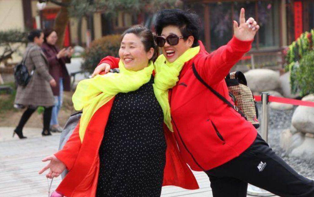 中国大妈"三件套":墨镜,丝巾,碎花裙,原来她的要求可以这么高_时尚