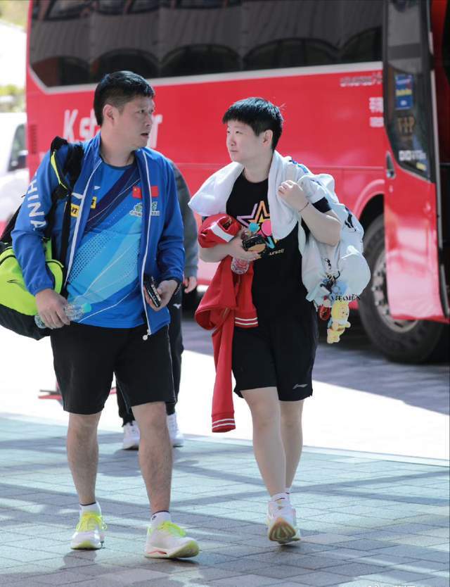 邱贻可早餐时祝孙颖莎生日快乐,莎莎正啃面包:好的收到_教练_师徒