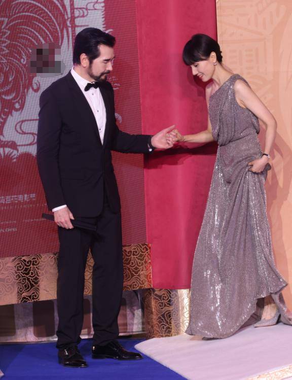 金鸡奖红毯:袁泉气质独特,刘德华雅痞吸睛,周冬雨有影后风采_西装